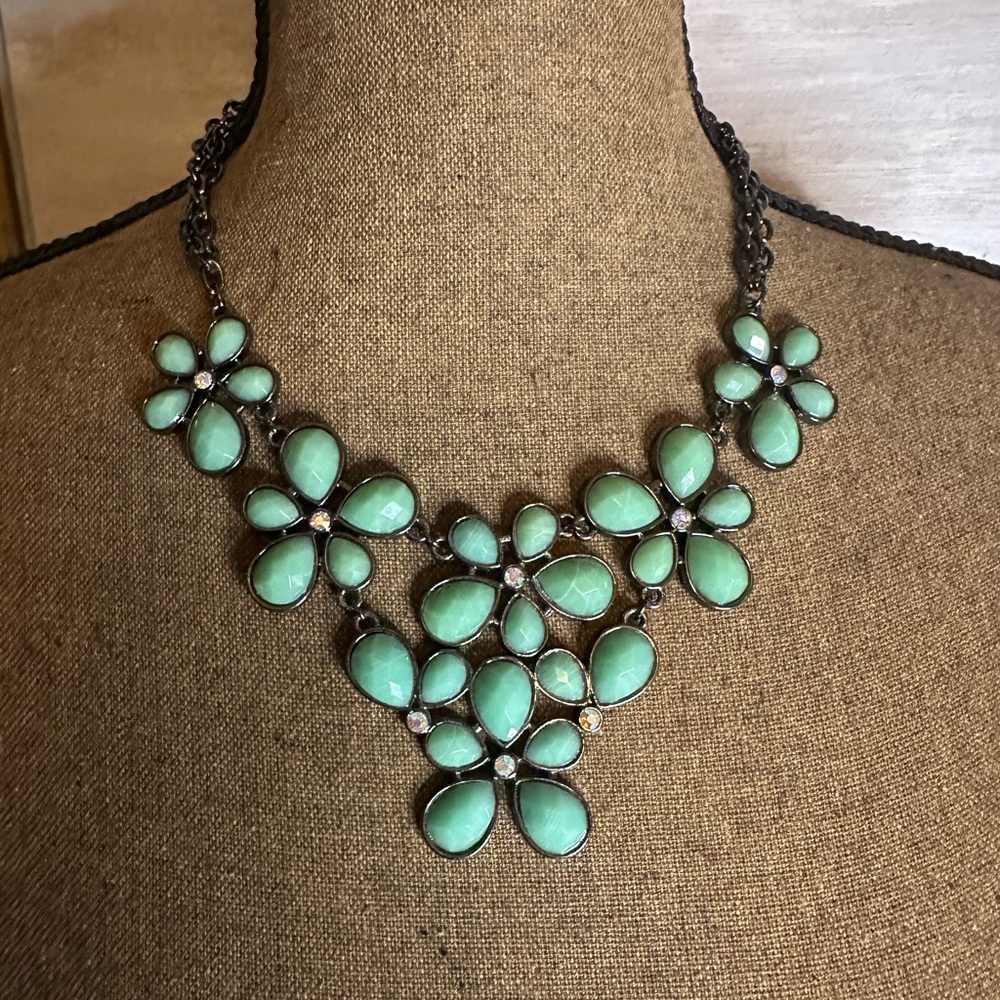 Floral Design Sparkle Necklace NWOT